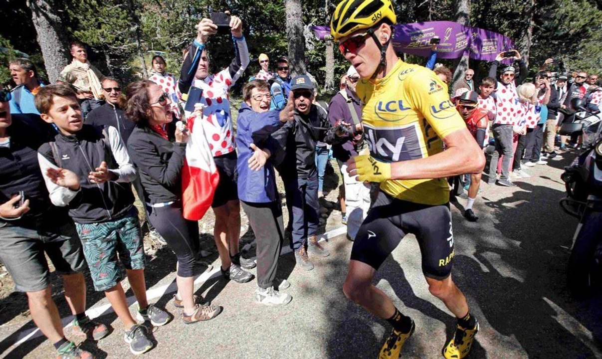 Tour de France 2016 : Christopher Froome chute et continue la course à pied, la vidéo insolite !