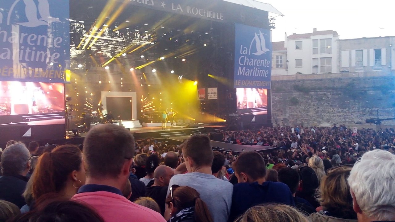Louane en concert aux Francofolies de La Rochelle
