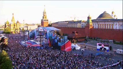 Спектакль «Кот в сапогах» подарила детям Кинокомпания «Союз Маринс Групп»