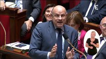 Manuel Valls pris d'un fou rire à l'Assemblée Nationale - Regardez