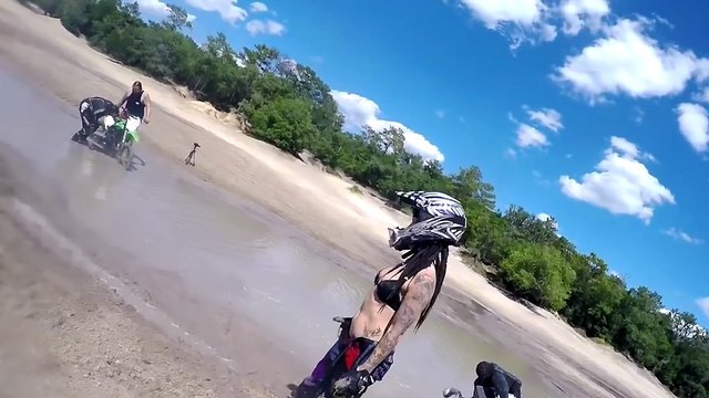 Le gros fail d'une fille en Dirt Bike