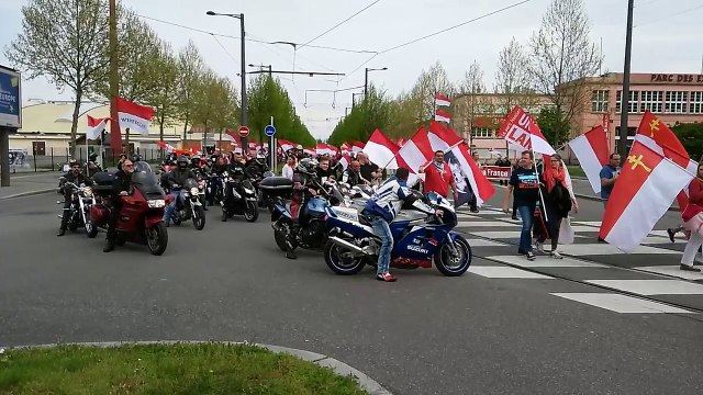 Mise en place du drapeau Rot un Wiss au conseil régional à Strasbourg