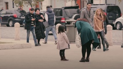 Expérience sociale : tout les passants ignorent cette fillette SDF seule dans la rue