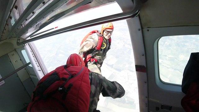 Saut en parachute à 3500 mètres d'altitude au-dessus de Pau (2)