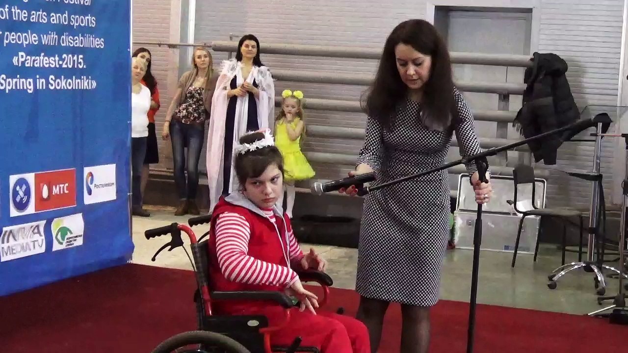 читает свое стихотворение