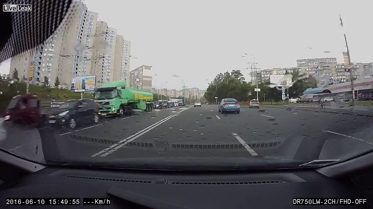 Un mec se fait éjecter de sa voiture et se relève tranquille