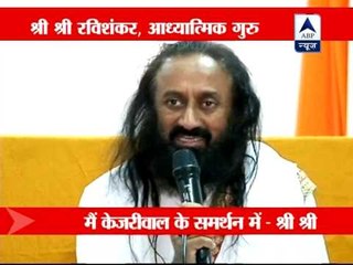 Ravi Shankar backs Kejriwal, takes a jibe at Digvijay