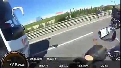 Metro Turizm şoförü direksiyonu seyir halinde motosiklet sürücüsünün üzerine kırdı!