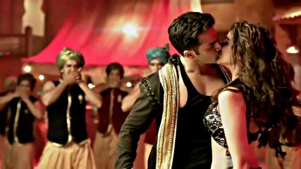 Parineeti Chopra In Jaaneman Aah Song With Varun Dhawan Liplock Kiss