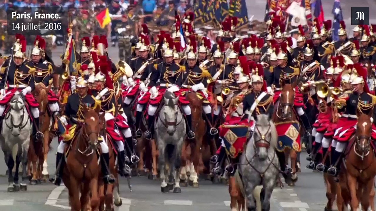 14-Juillet : des guerriers maoris défilent pieds nus sur les Champs-Elysées