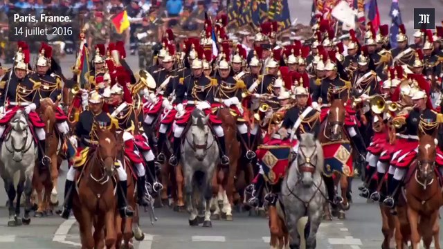 14-Juillet : des guerriers maoris défilent pieds nus sur les Champs-Elysées