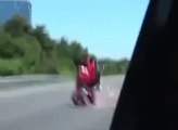 Comment cabrer et se retourner en moto sur l'autoroute !