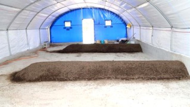 ABD'den Getirdiği 400 Bin Solucanla Organik Gübre Üretiyor