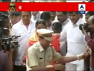 Baba Ramdev visits ailing Bal Thackeray