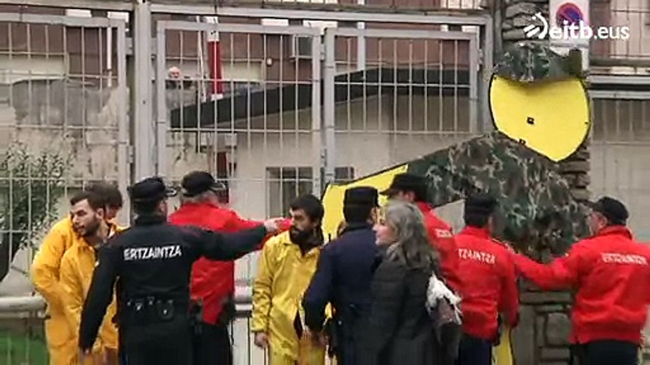 Antimilitaristas gastan una 'inocentada' al ejército en Bilbao (27-12-2014)
