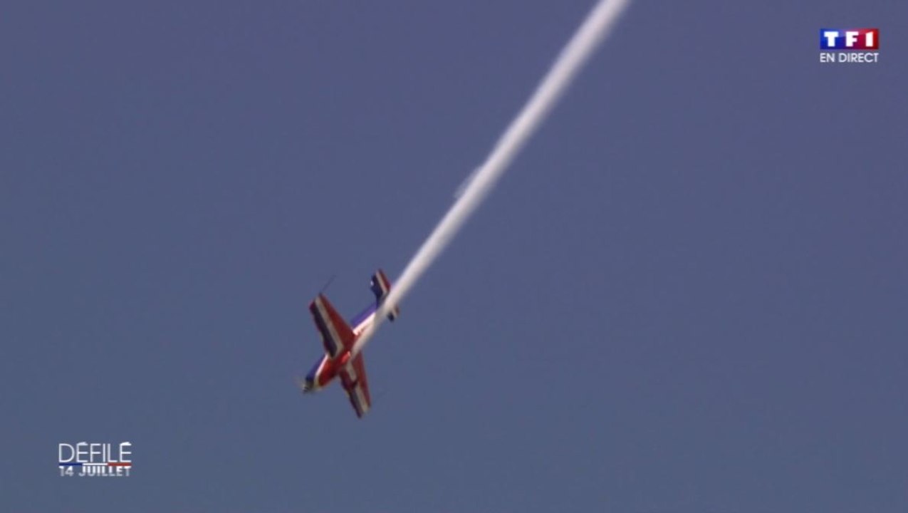 Défilé du 14 juillet 2016 : l’impressionnante parade d’un avion de voltige en plein direct (VIDEO)