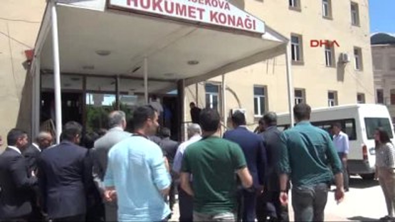 Yüksekova Bakan Yardımcısı Erdem, Yüksekova'da Hasar Gören Okulları İnceledi