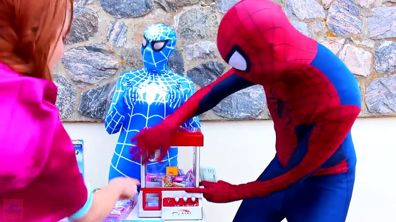 Maleficent ve  Örümcek Adam Eğlenceli  Şeker Makinesi ! Frozen  Elsa , Pembe Spidergirl ve  Doktor !