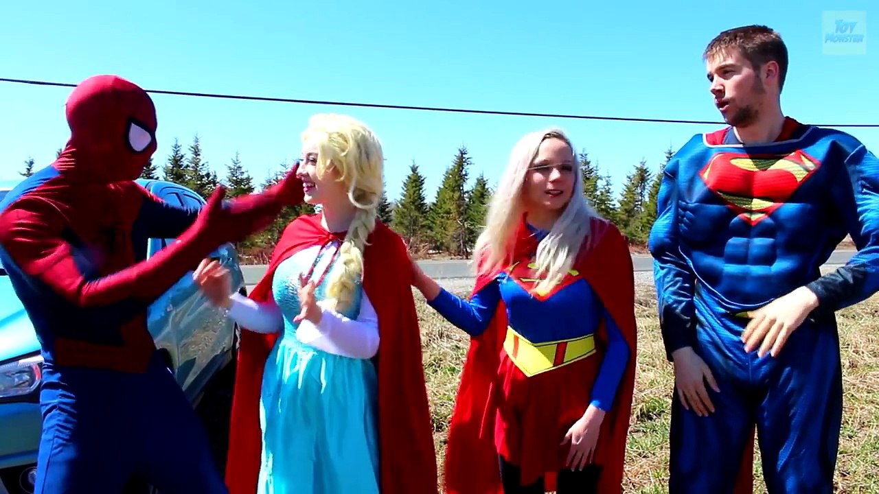 Arılar,  Örümcek Adam ve Frozen Elsa ! Pembe Spidergirl Maleficent & Joker , Anna , Superman ve Prank