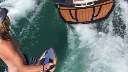 Wakesurfing derrière un bateau sans pilote