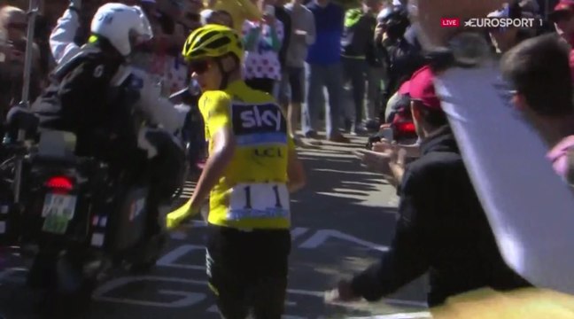 Chris Froome à pied dans le Mont Ventoux après avoir percuté une moto