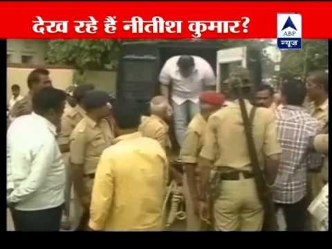 Jailed former MLA Munna Shukla distributes pamphlets for Nitish's Adhikar Rally