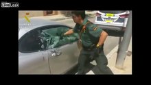 Ce policier brise la vitre d'une voiture pour sauver un pitbull !