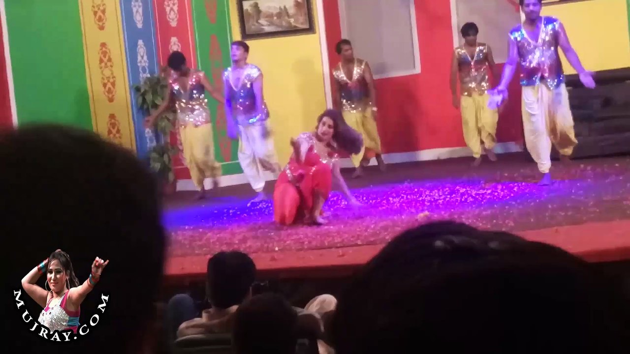 Watch Kismat Baig hot mujra dances in Lahore