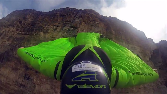 Saut en Base Jump du haut des Solomites en Italie