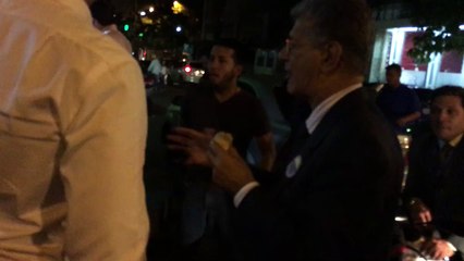 Ramos Allup se hace viral al pararse a comer perros calientes en Las Mercedes
