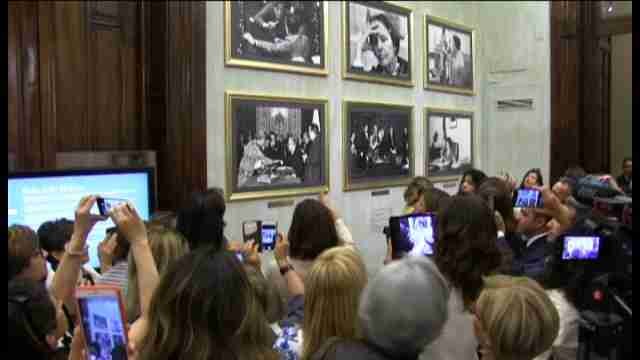Las pioneras políticas de Italia, reunidas en una sala de Parlamento