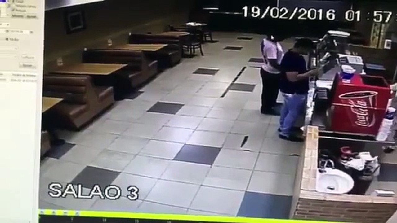 Un braqueur malchanceux tombe sur un client policier !