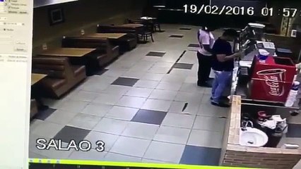 Un braqueur malchanceux tombe sur un client policier !