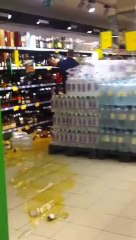 Un homme pète un câble et casse tout dans un magasin !