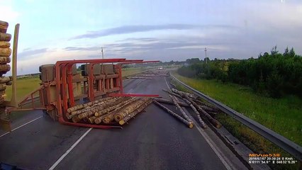 Un camion perd sa cargaison sur l'autoroute.
