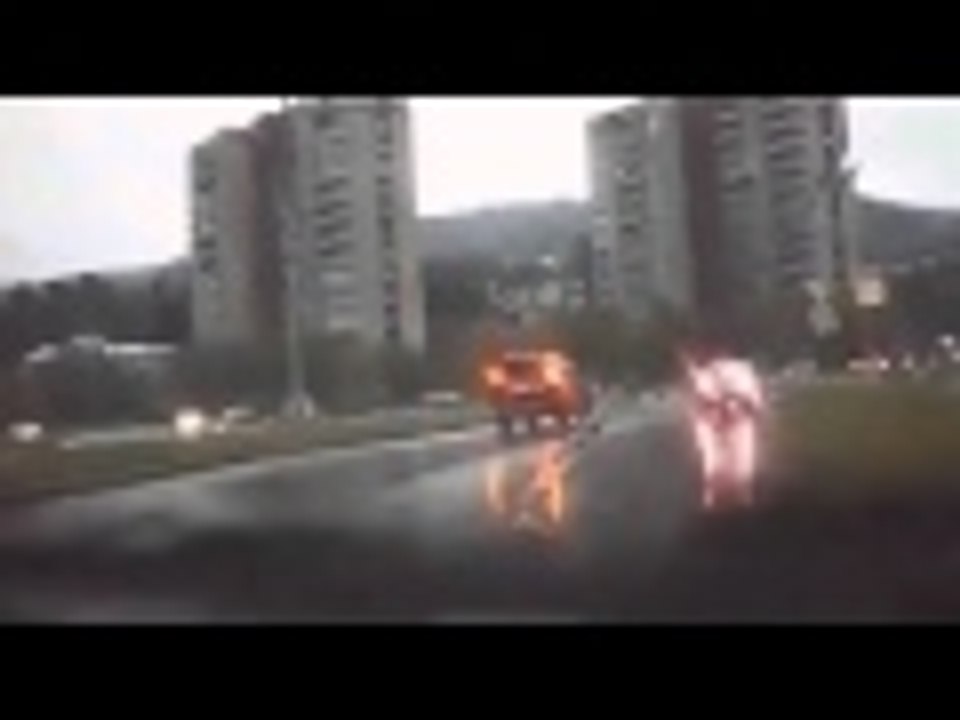 لحظة ضرب صاعقة لسيارة في روسيا