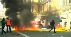 Batalla campal, coches y contenedores incendiados huelga Barcelona 29 Febrero 2012