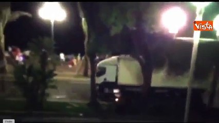 Momenti kur kamioni hyn mes turmës