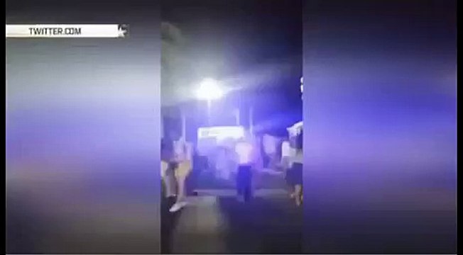 Грузовик едет сквозь толпу в Ницце кадры теракта