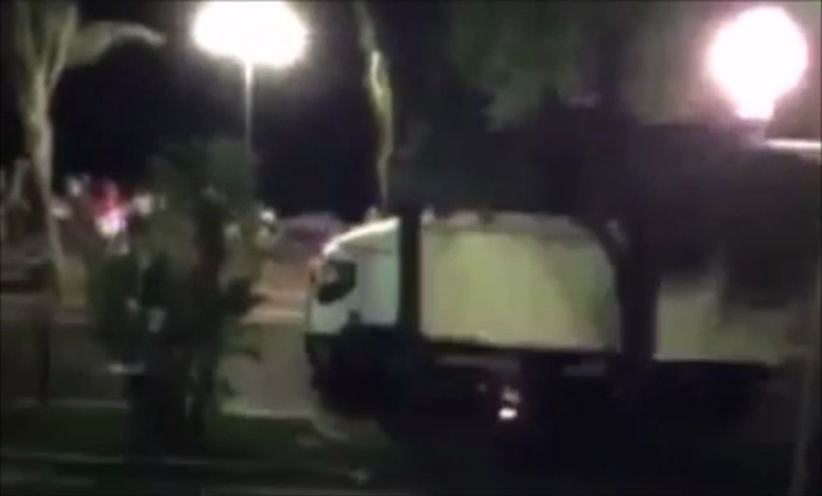 Nizza - camion e spari contro le persone durante la festa: 78 morti