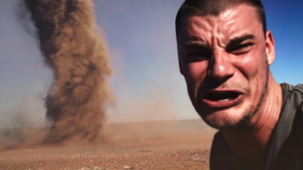 Сумасшедшее селфи на фоне бушующего торнадо