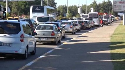 Antalya Havalimanı'nda 'Güvenlik Kuyruğu' Sürüyor