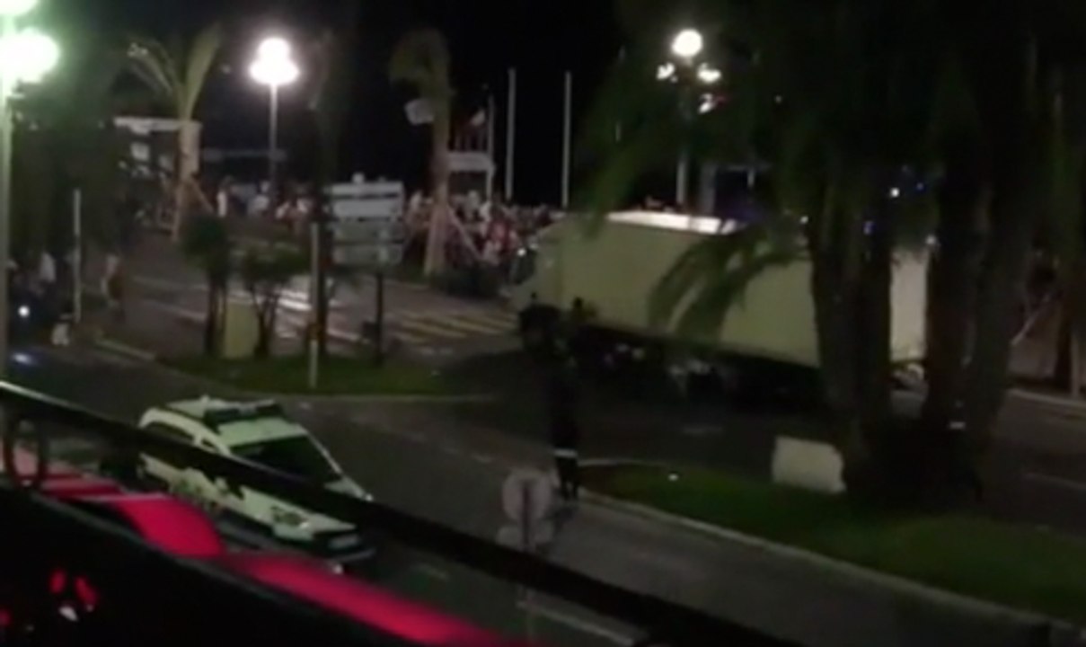 Attentat à Nice: un camion fonce sur la foule, au moins 84 morts