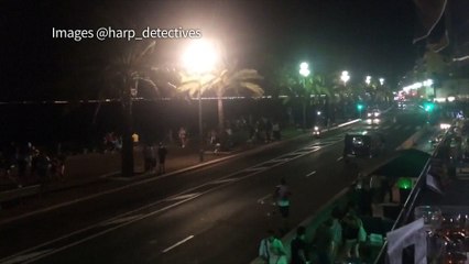 La foule fuit la promenade des Anglais
