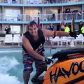 Il passe 3 backflips en jetski dans sa piscine