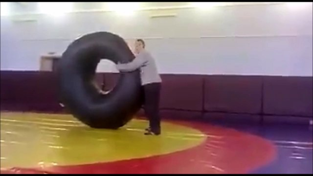 Jeu de quille humain avec un pneu géant : bien violent