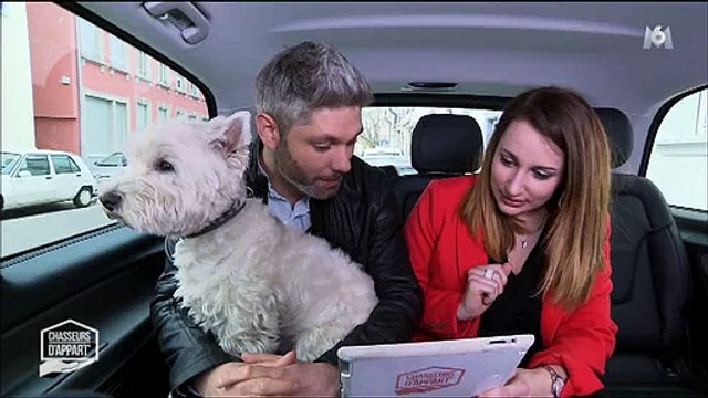 Un agent immobilier fait visiter un appartement... très inattendu à ses clients ! Regardez