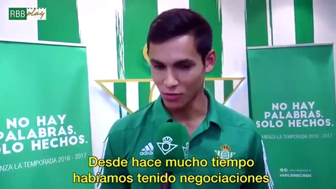 Le Joueur international algérien Aïssa Mandi signer son contrat avec le club espagnol Real Betis