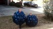 2 gamins dans leurs costumes gonflables se battent en mode Sumo