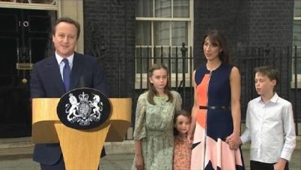 David Cameron'un Kızının Elbisesi Yok Sattı